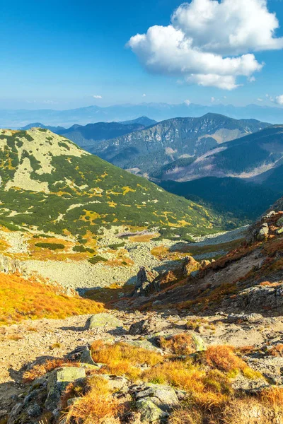 Uitzicht vanaf de bergkam van de lage Tatra National Park in Slowakije — Stockfoto