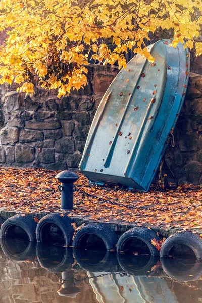 Loď na břehu jezera. — Stock fotografie