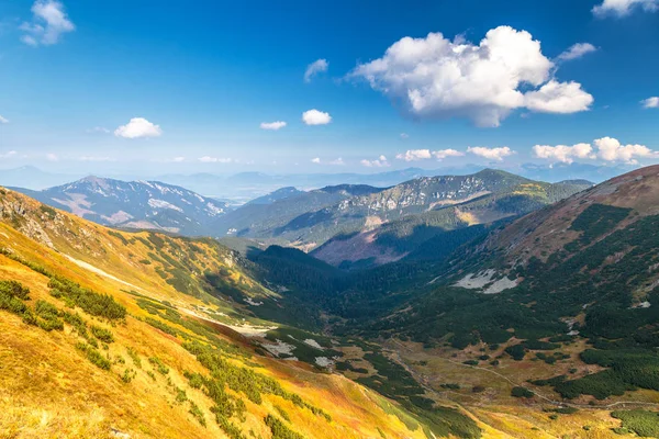Slovakya düşük Tatras Milli Park ridge den görüntülemek 