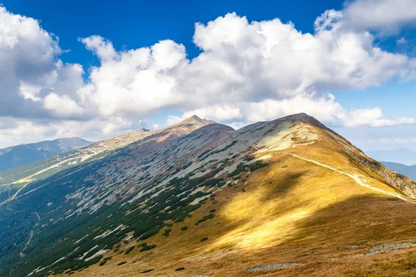 Bergsryggen med topp Chopok. — Stockfoto