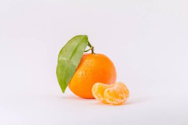 Olgun mandalina ile yeşil yaprak narenciye.
