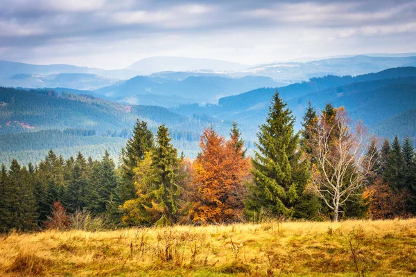 Bergachtige platteland. — Stockfoto