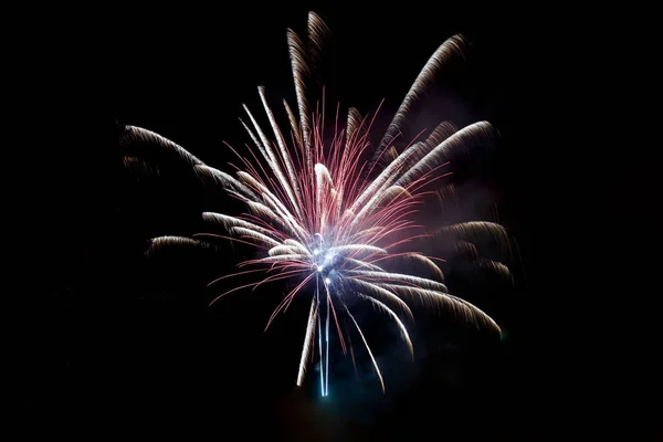 Feuerwerk auf dunklem Hintergrund. — Stockfoto