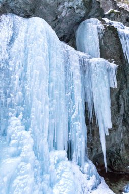 Aşağıilerleyen bir taş duvar.