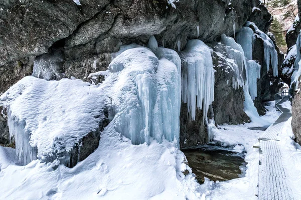 Sentier pédestre à travers une gorge étroite couverte de neige et de glace . — Photo