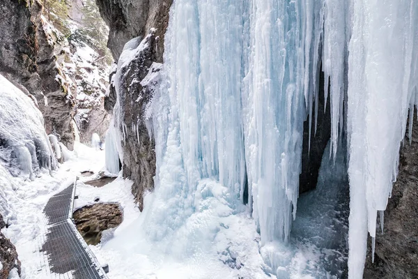 Trilha de caminhada através de um desfiladeiro estreito coberto de neve e gelo . — Fotografia de Stock