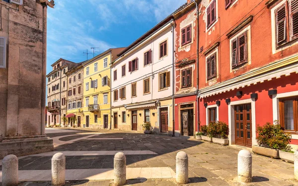 Rua com fachada colorida de uma antiga casa em Pula . — Fotografia de Stock