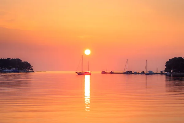 Sonnenuntergang mit Schiffssilhouetten auf der Adria, — Stockfoto