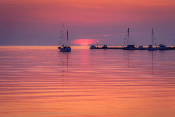 Sonnenuntergang mit Schiffssilhouetten auf der Adria, — Stockfoto