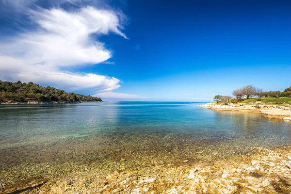 Laguna verde cerca de la ciudad de Porec en la costa del mar Adriático . —  Fotos de Stock