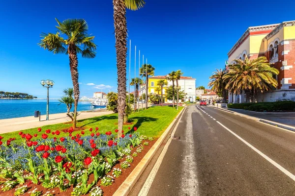 Adriyatik Denizi üzerinde Porec şehir şehir limanında cadde.