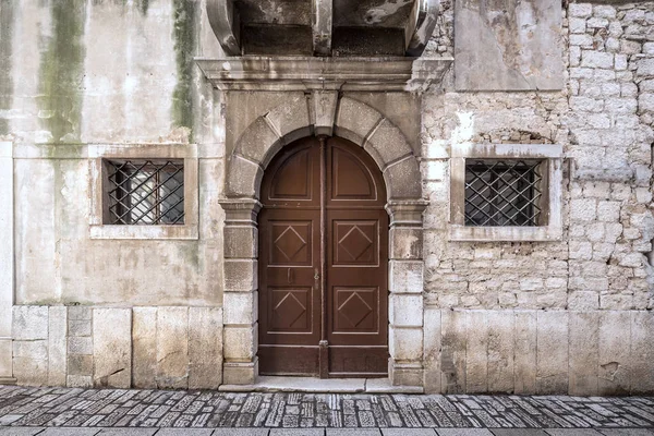 Entrance door of an ancient building in Porec town. — Stock Photo, Image