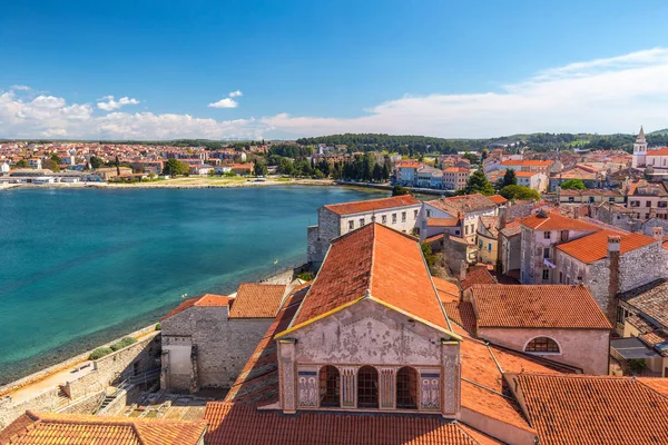 Vista superior del centro histórico de la ciudad de Porec y el mar . — Foto de Stock