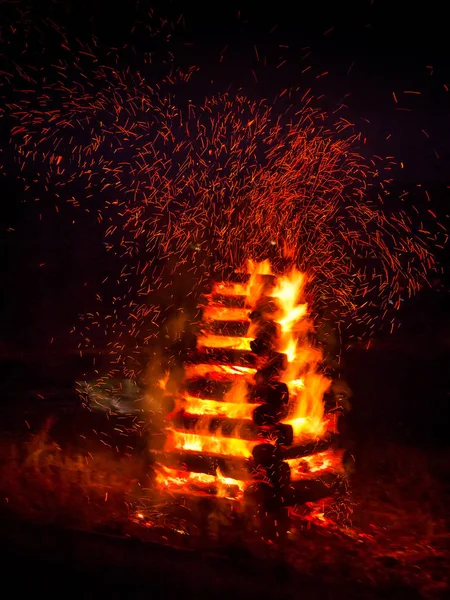 The burning of bonfire in the night. — Stock Photo, Image
