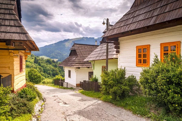 Een straat met oude huizen in het dorp van Vlkolinec. — Stockfoto