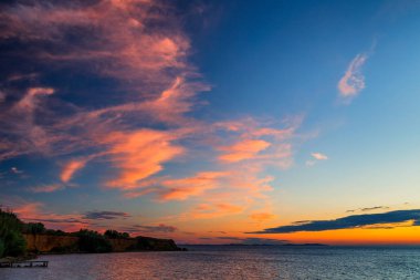 denizde gün batımı.