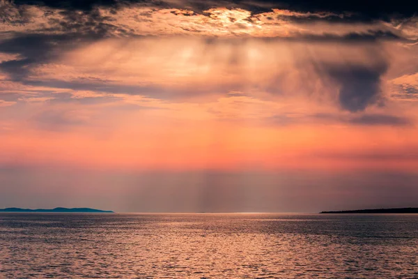 Pôr do sol no mar com os raios do sol . — Fotografia de Stock