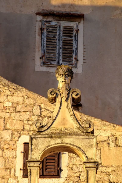 Detalle de edificios antiguos en el centro histórico . — Foto de Stock