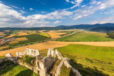 Ortaçağ Kalesi SPI altında manzara.