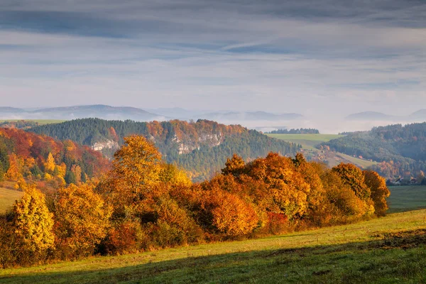 Kleurrijk landschap in de herfst. — Stockfoto