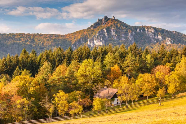 Bergen in de Sulov rotsen natuurreservaten in het najaar. — Stockfoto