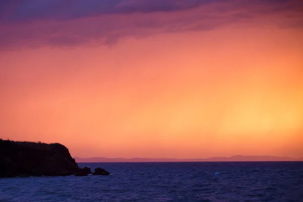 Zonsondergang op zee tijdens storm. — Stockfoto