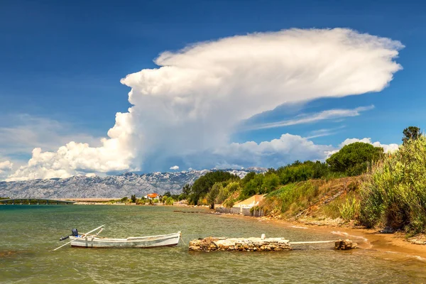 Costa del mar Adriático en el pueblo de Privlaka . — Foto de Stock