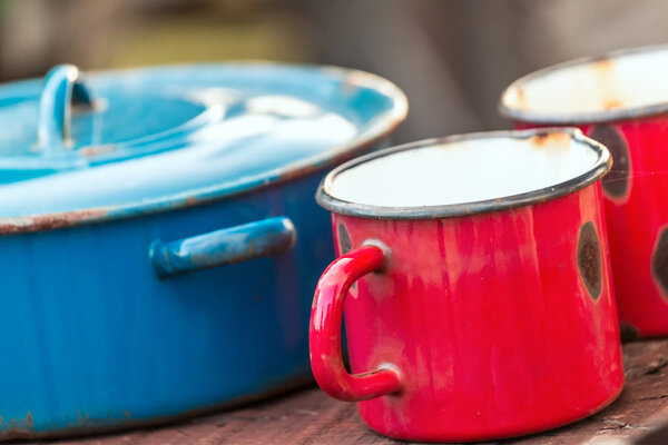 Эмалированные ржавые горшки
.