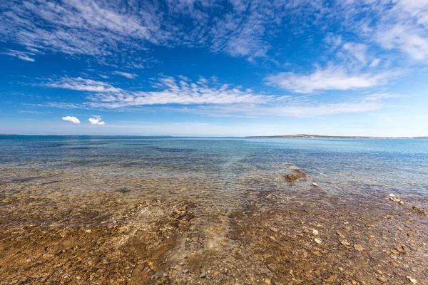 Paisagem marítima com ilhas no fundo . — Fotografia de Stock