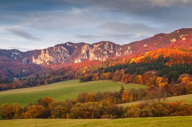 Sulov kayalarda gün batımında, sonbahar yatay.