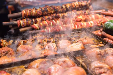 Taze et şiş kebap domuz diz ile.