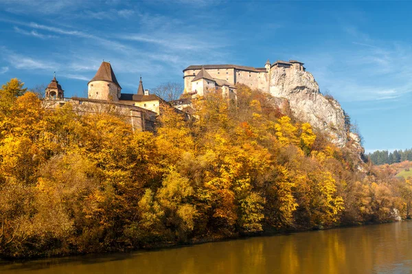 The medieval Orava Castle over a river. — Stock Photo, Image