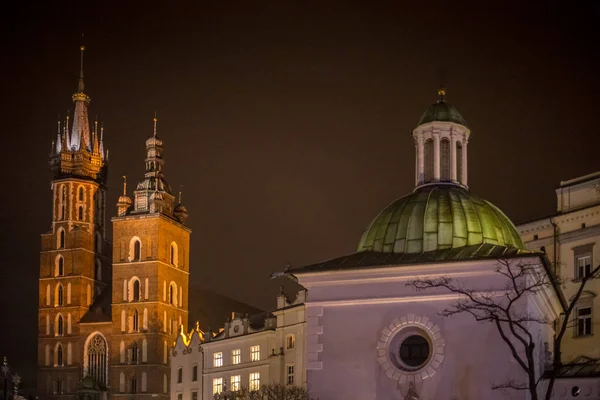 Plaza del Mercado Principal en Cracovia por la noche . — Foto de Stock