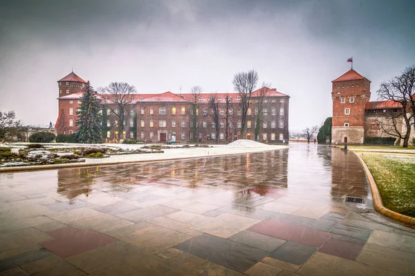 Zamek Królewski na Wawelu w Krakowie podczas śnieżnego dnia w Boże Narodzenie. — Zdjęcie stockowe