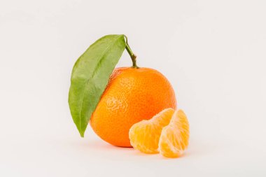 Olgun mandalina ile yeşil yaprak narenciye.