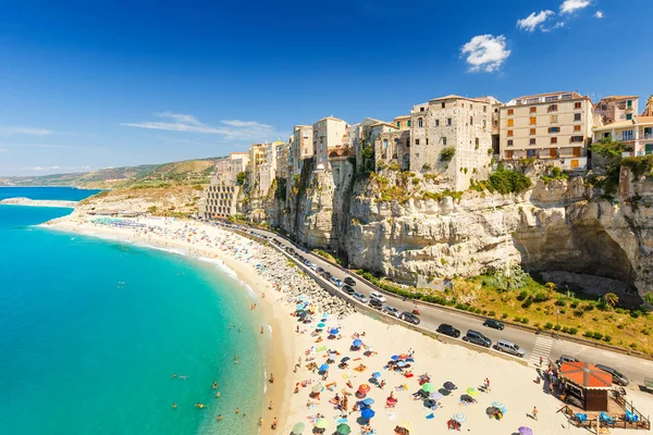 Tropea város és a strand - Calabria, Olaszország. — Stock Fotó