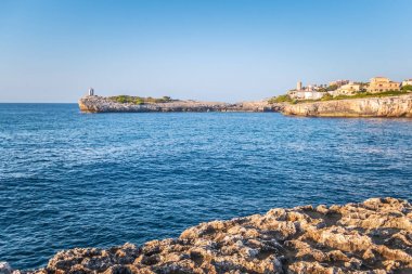 İspanyol kayalık kıyısındaki deniz feneri adanın Mallorca.