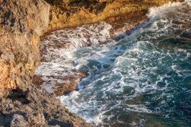İspanyol kayalık sahil denizde ada Mallorca.