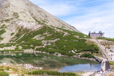 Kayalık dağ-gölü yüksek Tatras Milli Parkı.