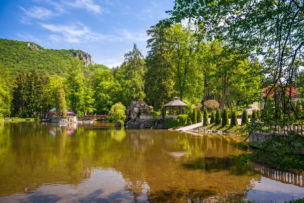 Kaplıca kenti Rajecke Teplice Slovakya'da bir göl ile Park. — Stok fotoğraf