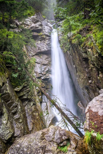 L'enorme cascata nel Parco Nazionale degli Alti Tatra, Slovacchia . — Foto Stock