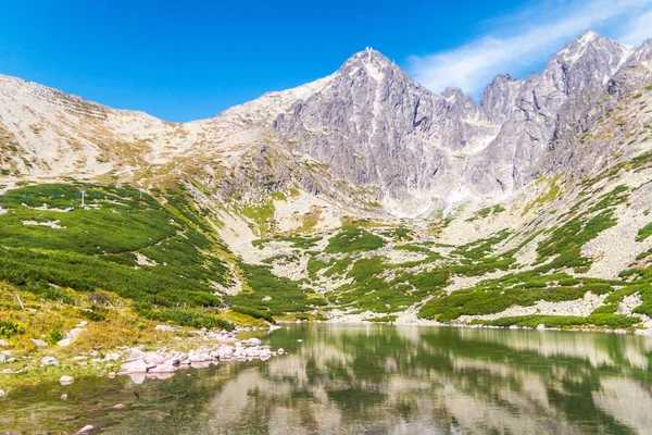 Lomnica Peak e Rocky Mountain-Lake negli Alti Tatra . — Foto Stock