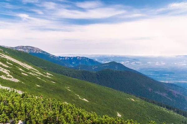 スロバキアの高タトラ山脈国立公園の尾根からの眺め. — ストック写真