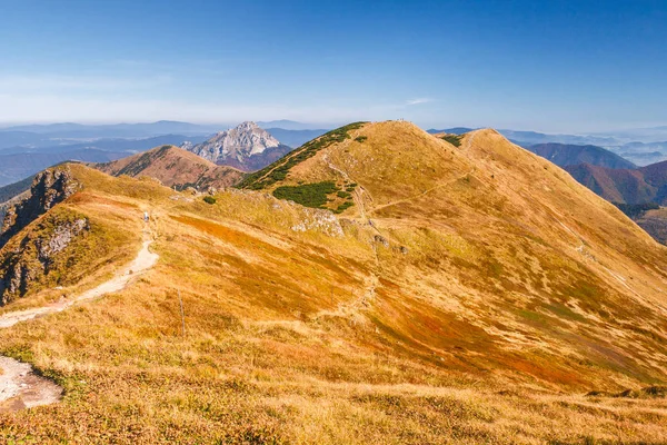 Cumes de montanha no vale de Vratna, Eslováquia — Fotografia de Stock