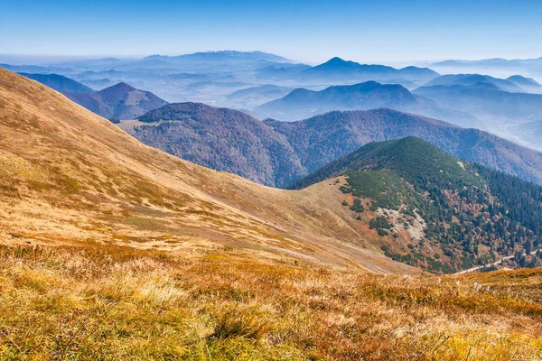 Bergachtig land met valleien. — Stockfoto