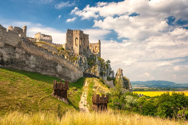 Ortaçağ Kalesi Beckov, Slovakya.