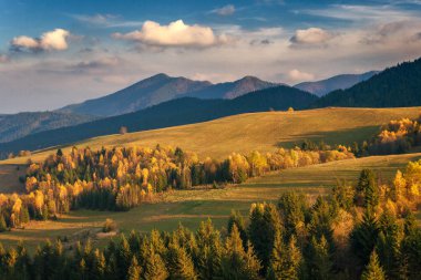 Sonbaharda gün batımında dağ manzarası.