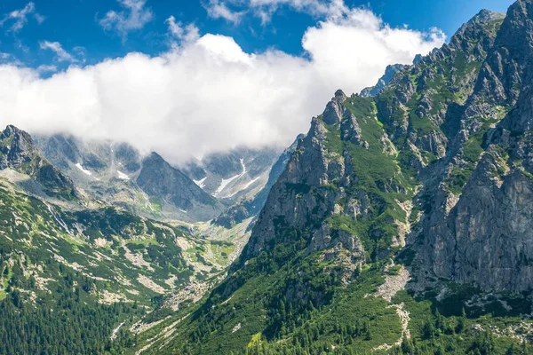 Paesaggio di montagne nel Parco Nazionale degli Alti Tatra . — Foto Stock