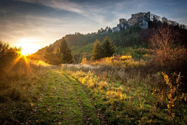Landscape at sunset with ruin of medieval castle. — Stock Photo, Image