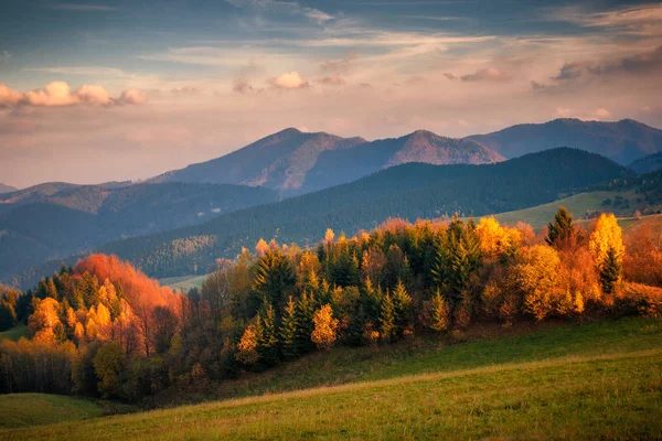 Berglandschap bij zonsondergang in de herfst. — Stockfoto